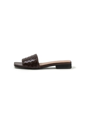 Sandală maro din piele, slip-on, cu curea lată țesută, vârf pătrat, talpă plată și toc jos tip bloc, pe fundal alb.