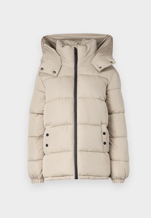 Beige pufferjakke med høy krage, frontglidelås og trykknapplommer. Stoffet er glatt med quiltede seksjoner.