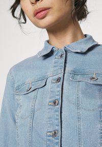 Vero Moda Petite VMLUNA SLIM JACKET MIX  - Traper jakna - light blue