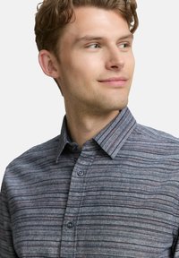 Herrenhemd mit Knöpfen in Grau, mit horizontalen Streifen in Blau und Rot. Hat einen Kragen und eine Stoffstruktur mit weichem Finish.
