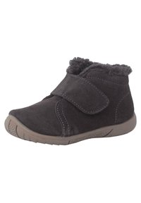 Bota de ante gris oscuro con forro de felpa gris, correa de gancho y bucle, punta redondeada y suela de goma texturizada. Presenta costuras en contraste.