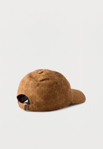 Καφέ καρό μπέιζμπολ καπέλο με ρυθμιζόμενο λουράκι και μεταλλική αγκράφα, εμφανίζεται από πίσω σε απλό λευκό φόντο.