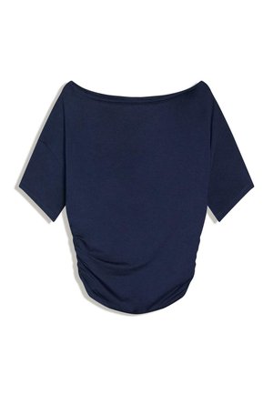 Temno modra kratka srajca z izrezom v obliki čolna in naborki na eni strani, položena ravno na belem ozadju.