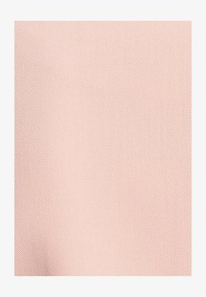 Lichtroze textiel met een fijne diagonale weving, gladde oppervlakte en subtiele glans, geschikt voor kleding of bekledingstoepassingen.