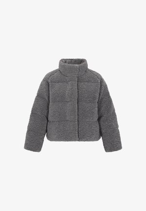 Szürke, bolyhos, rövid fazonú dzseki, amely texturált műszőrméből készült. Magas gallérral és steppelt kialakítással rendelkezik, varrott négyzetes szakaszokkal.