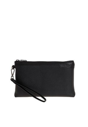 Pochette da polso in pelle nera strutturata con zip superiore e tracolla removibile su sfondo bianco.