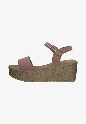 Sandale compensée en daim rose avec une semelle en liège et une sangle à la cheville réglable, présentant un design à bout ouvert et des détails de surface texturés.