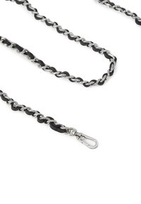 Schwarze und silberne Kette mit abwechselnden Metall- und Gummigliedern, die an einem Ende einen Metallclip für die Befestigung aufweist. Insgesamt glatte Oberfläche.