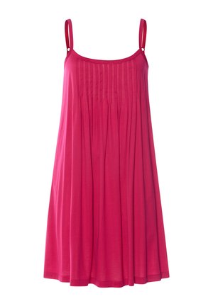 Lekka sukienka w kolorze fuksji z cienkimi ramiączkami, dekoltem w kształcie litery U i pionowymi plisami. Zwiewna sylwetka w linii A, miękka tekstura tkaniny.