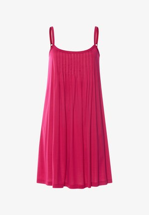 Fuchsia let kjole med tynde stropper, rund halsudskæring og lodrette plissédetaljer. Flowy A-linje silhuet, blød stofstruktur.