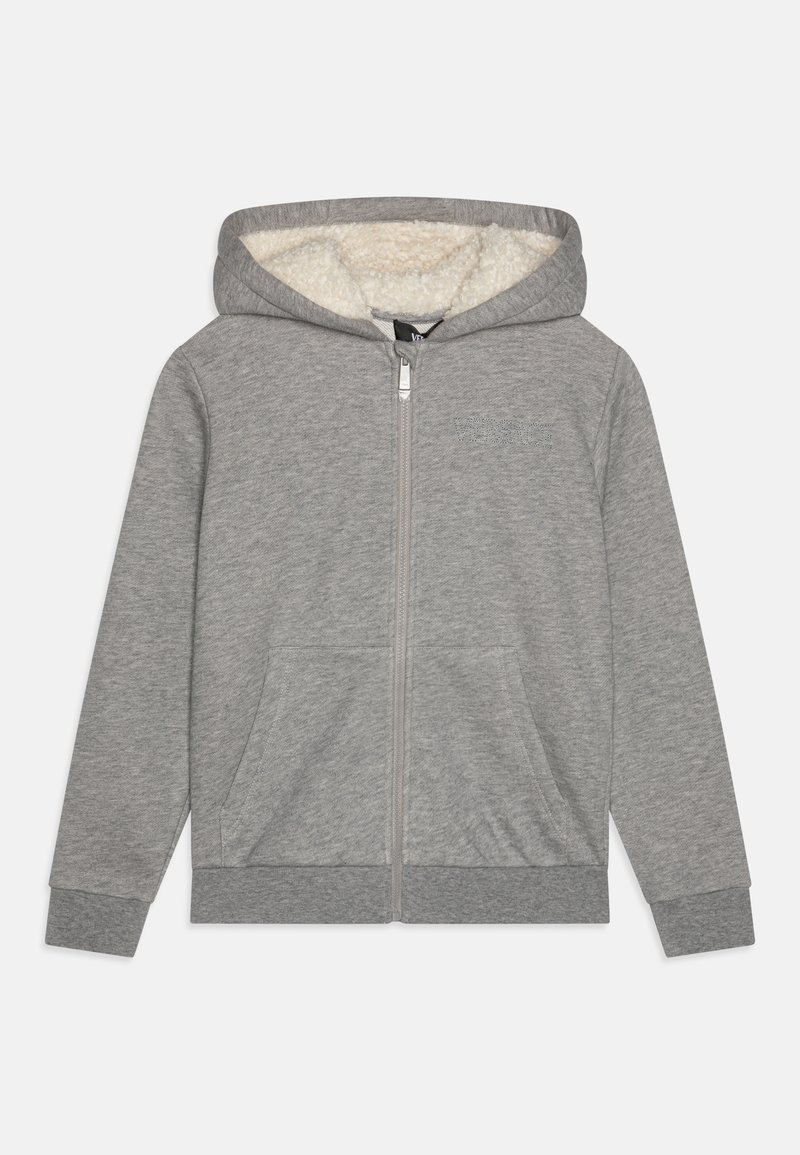 Siva zip-up dukserica s mekim kremastim unutarnjim oblogom, dva prednja džepa, te rebraste manžetne i donji rub. Ima kapuljaču za dodatnu toplinu.