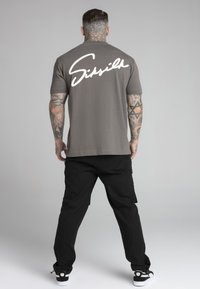 SIKSILK SCRIPT  - Nyomott mintás póló - brown