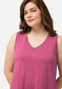 Ulla Popken LONGLINE  PUNTZOOM  V-HALS MOUWLOOS - Top - fuchsia