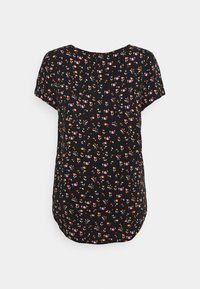 Top negro de manga corta con un patrón floral que presenta flores en rosa y naranja. Tela suave con un dobladillo redondeado y un corte relajado.