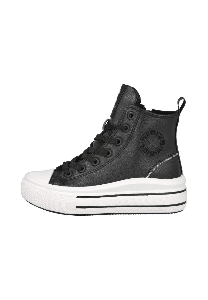 Zapatilla alta negra hecha de cuero texturizado, con una suela de goma blanca con rayas negras y un logotipo redondo en el costado.