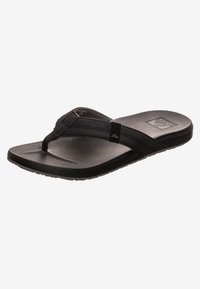 Tongs noires avec une sangle texturée et une semelle rembourrée. Le design comprend une semelle intérieure lisse et une semelle extérieure en caoutchouc flexible.