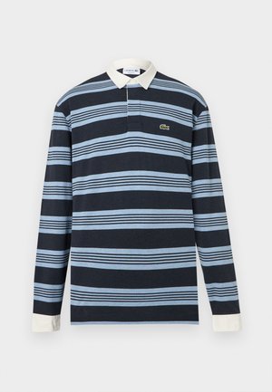 Bluza de rugby cu mâneci lungi, de culoare bleumarin, cu dungi orizontale de culoare albastru deschis, guler și manșete albe și un mic logo cu un crocodil verde pe piept.