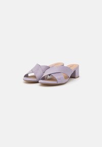 Mauve zamštěné muly s blokovým podpatkem, zkříženými pásky na nártu a otevřenou špičkou. Mají hladkou stélku a minimalistický design.