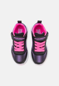Skechers DYNAMIC TREAD - Zapatillas - black/hot pink