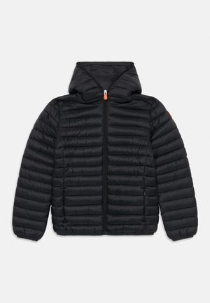 Veste matelassée noire à capuche avec fermeture éclair à l'avant et deux poches latérales, avec des coutures horizontales et des poignets élastiques.