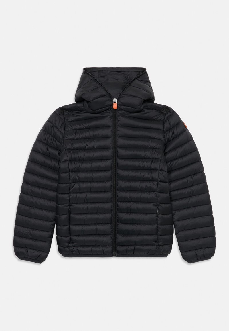 Veste matelassée noire à capuche avec fermeture éclair à l'avant et deux poches latérales, avec des coutures horizontales et des poignets élastiques.