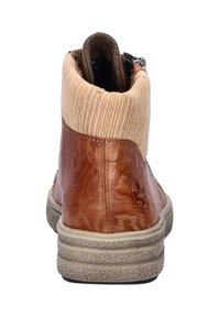 Bota de cuero marrón hasta el tobillo con un cómodo cuello de punto beige texturizado, puntera redondeada y suela texturizada. Presenta cremallera lateral y detalle de logo.