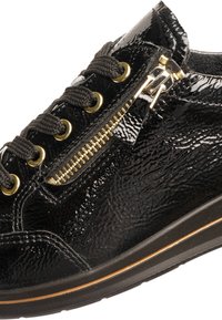 Baskets en cuir verni noir à surface texturée, ornées de ferrures dorées, fermeture éclair frontale et lacets noirs ; dotées d'une semelle en caoutchouc avec un accent doré.