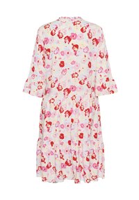 Robe fleurie avec un fond clair, des fleurs roses et rouges, des manches courtes à volants et un ourlet à étages.
