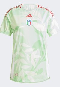 Zeleno športno majico z vzorcem listov, rdečim črtastim ovratnikom in rokavi, z emblemom "Italia" in napisom "HEAT.RDY" blizu roba.