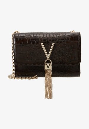 Sac d'épaule en cuir noir à motif crocodile avec bandoulière chaîne en or, fermoir en forme de V en or, et pampille en or suspendue, de la marque Valentino.