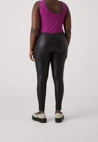 ONLY Carmakoma Tygbyxor - black