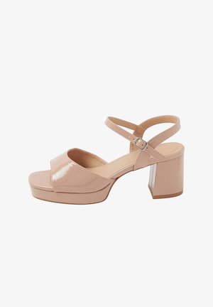 Beige laklædersandal med åben tå, blokhæl, ankelrem og sølvspænde.