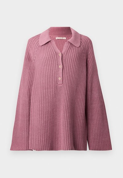 Pletený sveter v jemne ružovej farbe, s golierom, zapínaním na gombíky a širokými rukávmi s textúrovaným vzorom stehu.