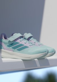 Svetlomodré športové topánky s levanduľovými akcentmi, sieťovinový zvršok, gumová podrážka, bezpečný pásik a viacvrstvový dizajn. Na podrážke nápis "CLOUDFOAM".