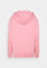 Sweat à capuche rose avec une texture douce, doté d'une poche kangourou à l'avant et de poignets côtelés. Le design comprend une capuche avec cordon de serrage.
