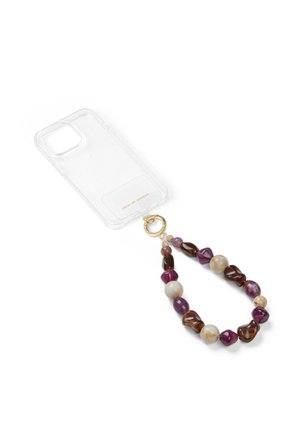 Funda de teléfono transparente con un anillo dorado unido a una correa con cuentas en tonos morados, marrones y blancos.