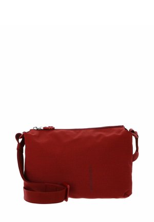 Sac bandoulière texturé rouge avec sangle ajustable et fermeture éclair supérieure sur fond blanc.