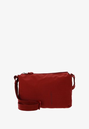 Sac bandoulière texturé rouge avec sangle ajustable et fermeture éclair supérieure sur fond blanc.