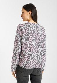 Lopend-vacht sweater in grijs en roze, met een ronde halslijn, lange mouwen en geribbelde zoom. Zachte textuur en een relaxte pasvorm.