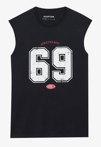 Ermeløs svart T-skjorte med hvit sprukken trykk av tallet "69" og rød tekst "ATHLETICS DEPT." samt en rød NYC-logo.