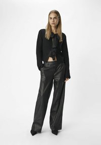 Object MIT WEITEM BEIN BESCHICHTETE - Pantalon classique - black