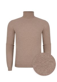 Beżowy sweter w serek wykonany z miękkiej dzianiny, z długimi rękawami, prążkowanym kołnierzem i dołem, z zbliżeniem na fakturowany wzór.