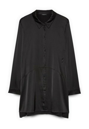 Sort langærmet satinbluse med krave og knapper foran, med en buet sømdetalje over fronten og en lidt længere kant bagpå.