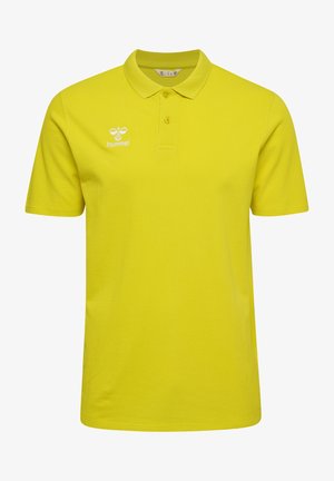 Gul polo skjorte lavet af bomuld, med klassisk krave, korte ærmer, tre-knaps lukning og et kontrasterende hvidt logo på brystet.