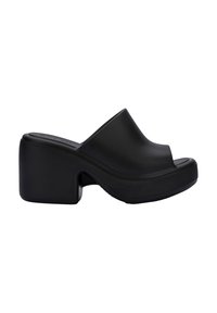 Sándalo de plataforma negro con parte superior suave y contorneada, diseño de punta abierta y suela texturizada para un mejor agarre.