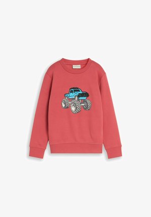 Sweat-shirt rouge à manches longues avec un motif de monster truck bleu avec de gros pneus au centre avant.