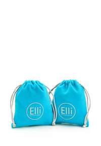 To turquoise stofpose med snor i en glat tekstur, som har et cirkulært hvidt logo med teksten "Elli by Julie & Grace."