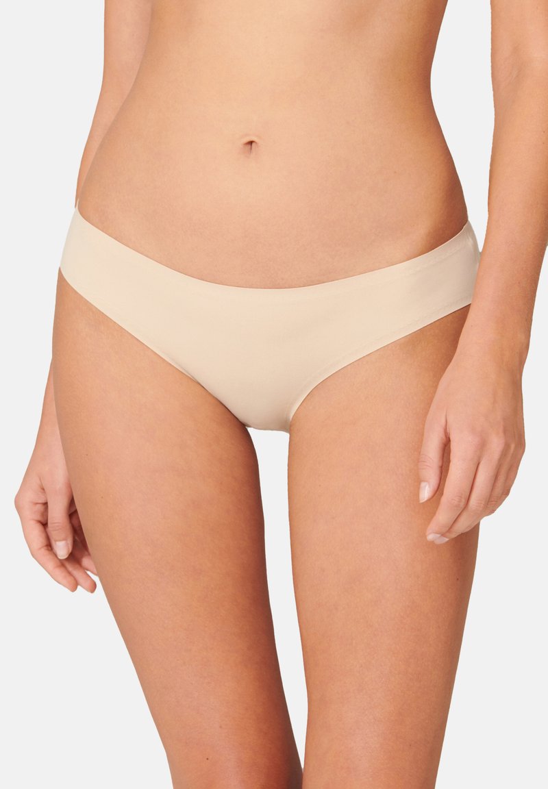Beige bikiniunderkläder med en slät, sömlös design, med en låg midja och mjukt, stretchigt tyg för komfort.