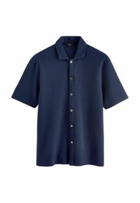 Chemise à manches courtes bleu marine, tissu texturé, col à revers et fermeture avant à six boutons. Aucun motif ni accent présent.
