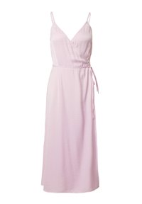 Hellrosa, ärmelloses Wickelkleid mit tiefem V-Ausschnitt, Taillengürtel und fließender Silhouette. Hergestellt aus einem weichen, glatten Stoff.